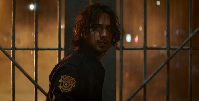 Leon Kennedy (Avan Jogia) em Resident Evil: Bem Vindo a Raccoon City